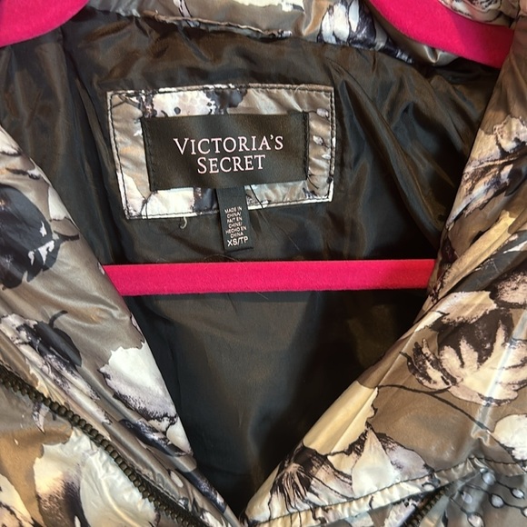 Victoria’s Secret gray/white/black flowered faux fur hooded puffer coat size XS - Picture 3 of 5